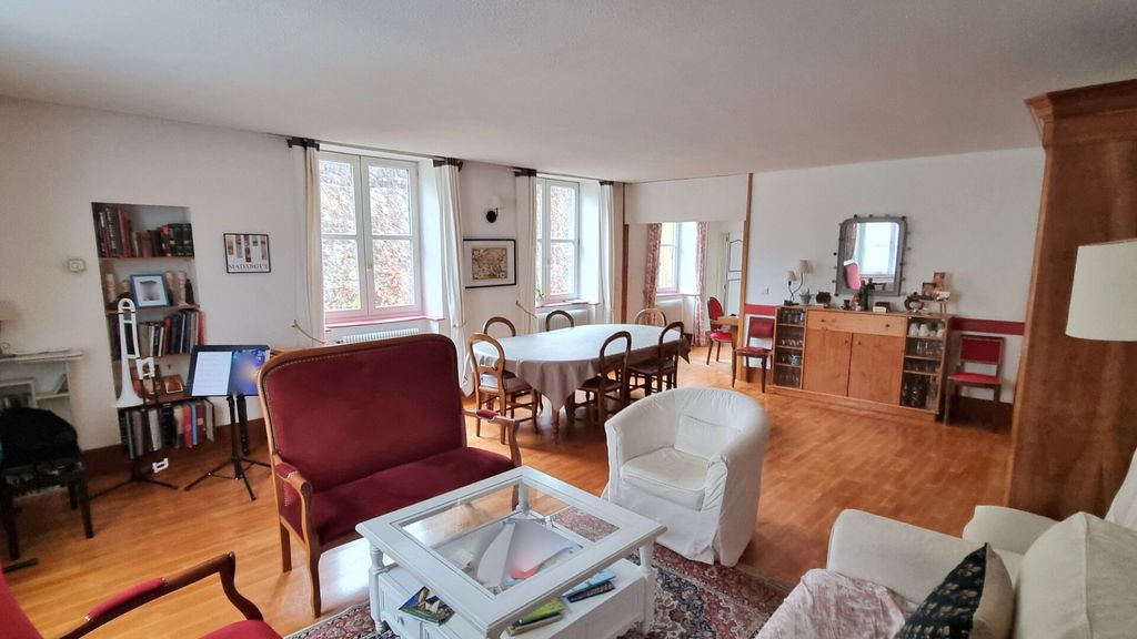 Achat maison à vendre 6 chambres 188 m² - Riom