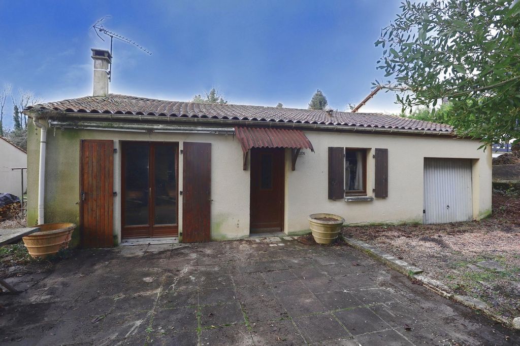 Achat maison à vendre 3 chambres 86 m² - Ruffec